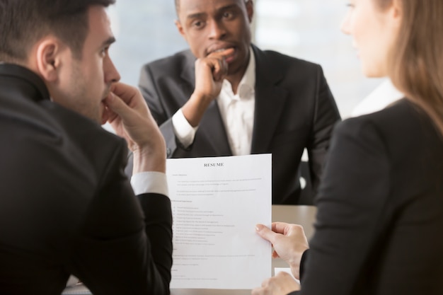 Reclutadores dudando en veracidad de curriculum vitae.