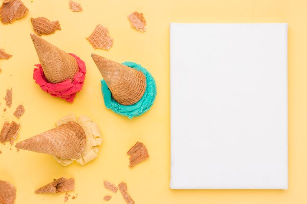 Recoja los brillantes waffles agrietados de helado de fruta y la hoja de papel