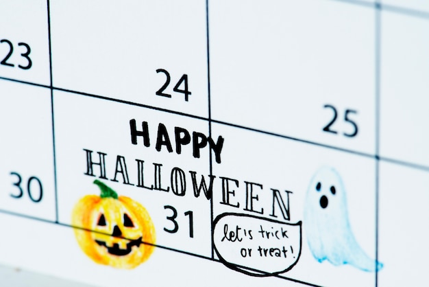 Foto gratuita recordatorio del calendario de halloween