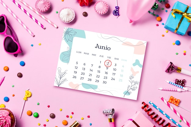 Foto gratuita recordatorios de cumpleaños en calendario y elementos.