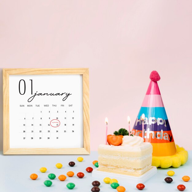 Recordatorios de cumpleaños en calendario y pastel.