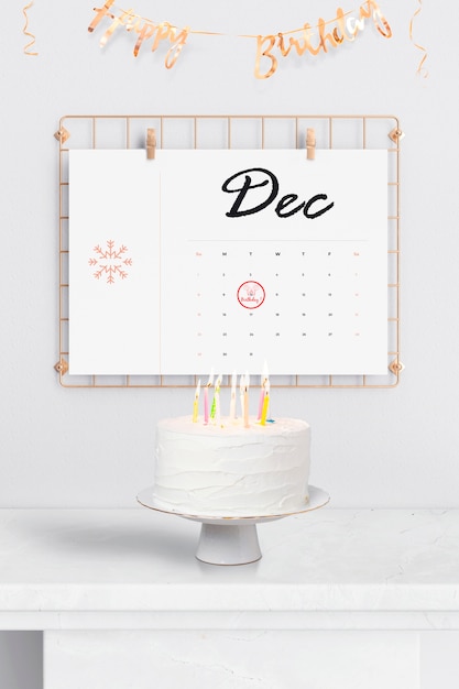 Recordatorios de cumpleaños en calendario y sabroso pastel.