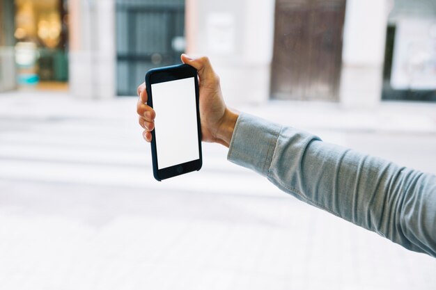 Recortar el brazo extendido con el teléfono inteligente