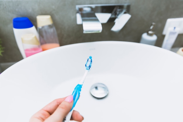 Foto gratuita recortar la mano con cepillo de dientes