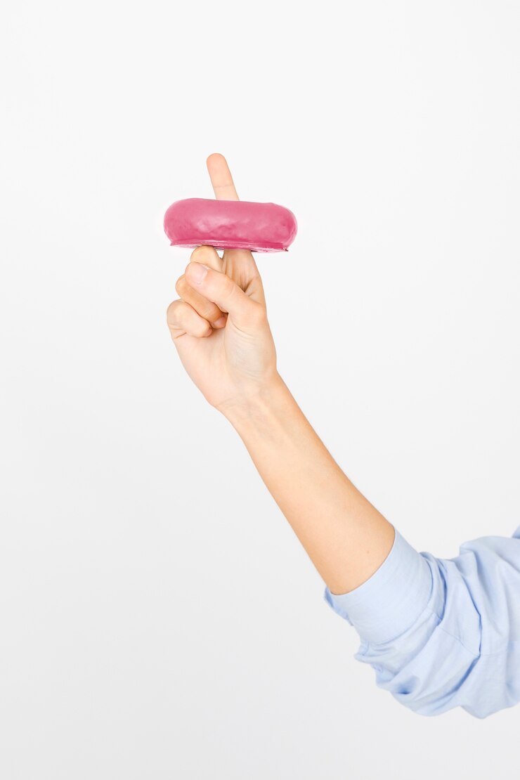 Foto gratuito recortar la mano con donut
