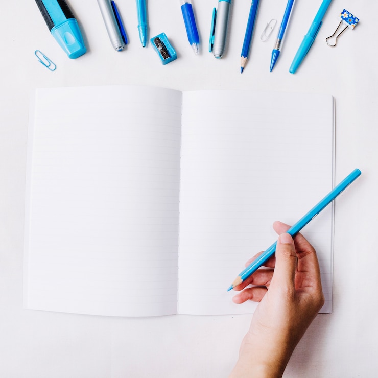 Foto gratuito recortar la mano con lápiz sobre el cuaderno