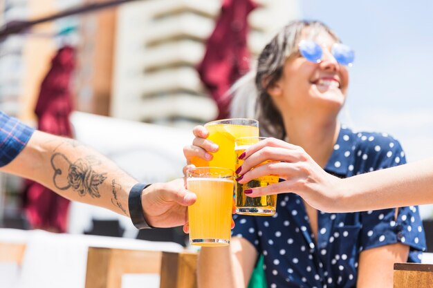 Recortar las manos de amigos vasos tintineantes