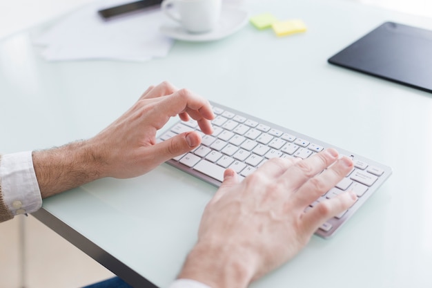 Recortar las manos cerca del teclado