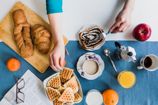 Foto gratuita recortar las manos durante el desayuno