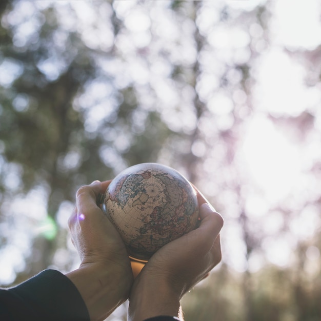 Recortar las manos con un globo pequeño en la naturaleza