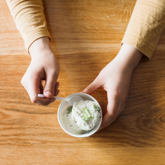 Foto gratuita recortar las manos con helado