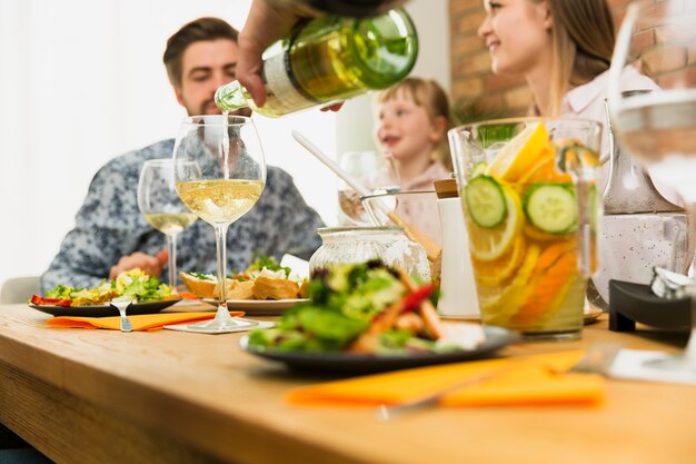 Recortar las manos del hombre que vierte el vino