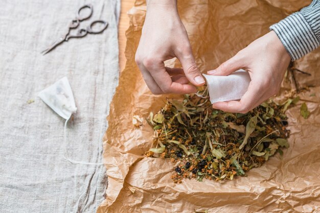 Recortar las manos llenando la bolsa de té