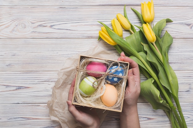 Foto gratuita recortar las manos sosteniendo la caja con huevos