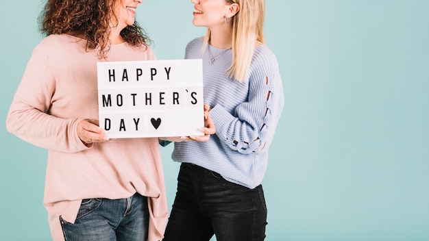 Foto gratuita recortar a las mujeres con los saludos del día de la madre