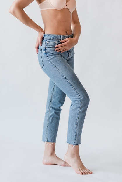 Recortar piernas femeninas en denim.