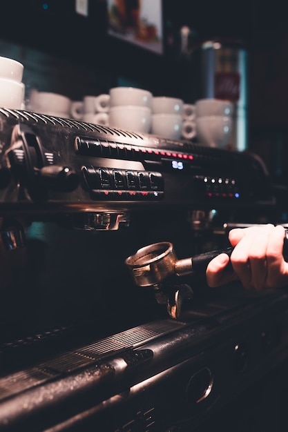 Recorte mano que saca portafilter de la máquina de café