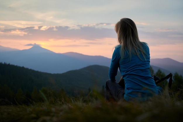 Recreación en las montañas al atardecer en verano