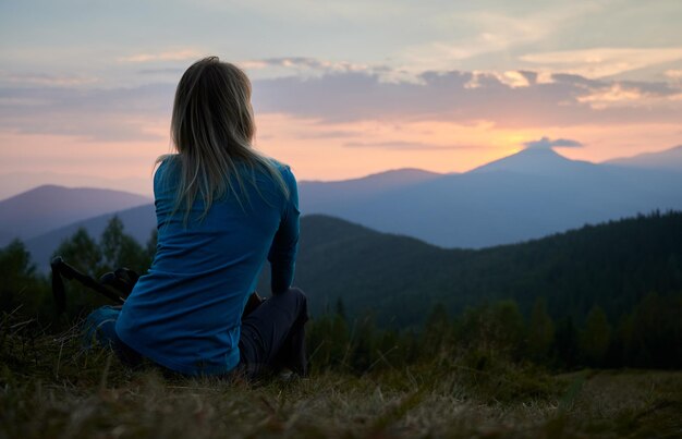 Recreación en las montañas al atardecer en verano