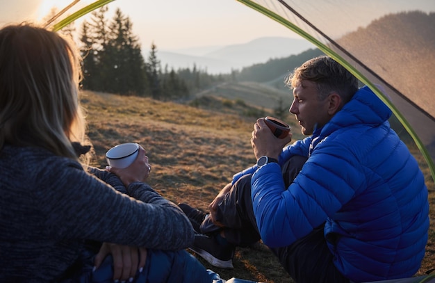 Recreación de pareja de campistas en carpa en la montaña