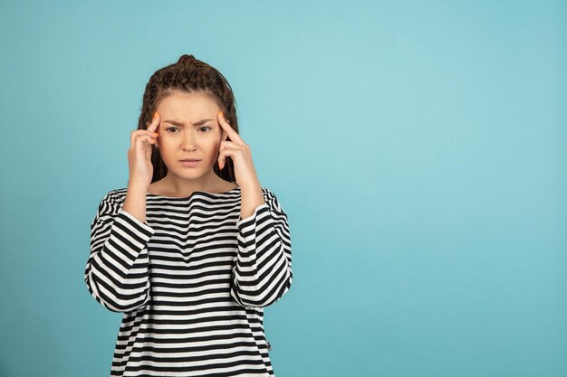 Recuerda todo Déjame pensar Concepto de duda Mujer pensativa dudosa recordando algo Mujer emocional joven Concepto de expresión facial de emociones humanas