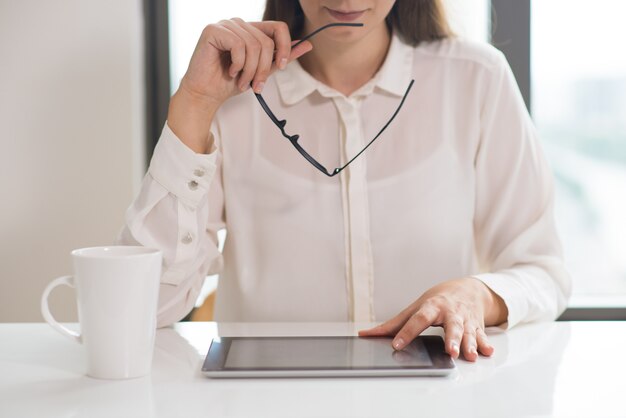 Red concentrada de la empresaria o del estudiante en la tableta de la PC