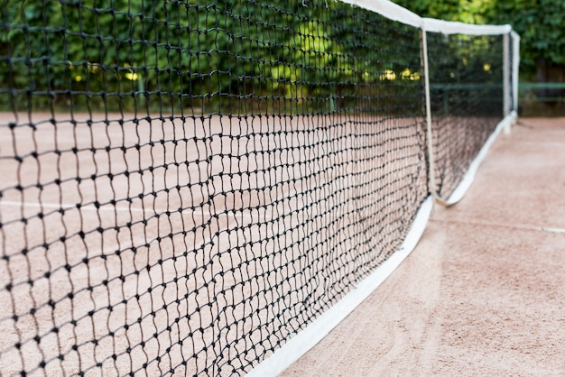 Foto gratuita red de tenis en el campo