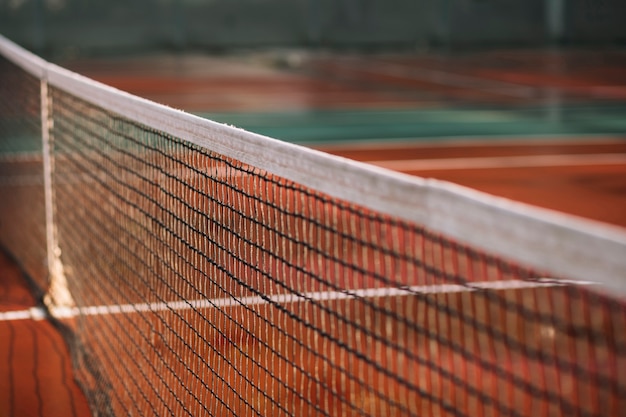 Foto gratuita red de tenis en el campo