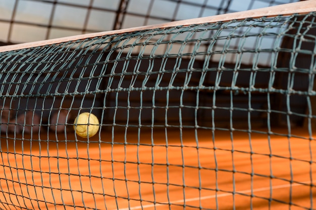 Foto gratuita red de tenis y pelota