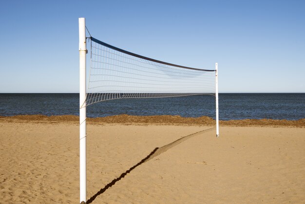 Red de voleibol en la playa durante el día
