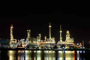 Foto gratuita refinería de petróleo en la noche con reflejo