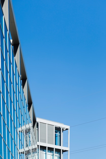 Reflejo de edificio en ventanas