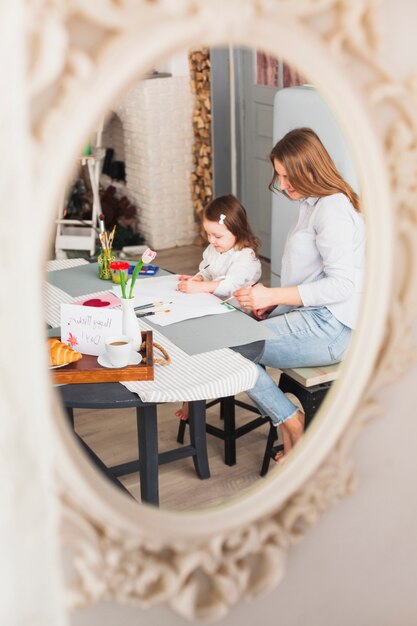 Reflejo espejo de pintura de madre e hija.