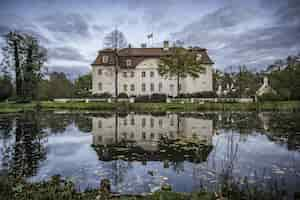 Foto gratuita reflejo en el estanque del castillo en otoño