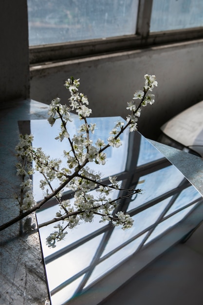 Reflejo de flores en la superficie del espejo.