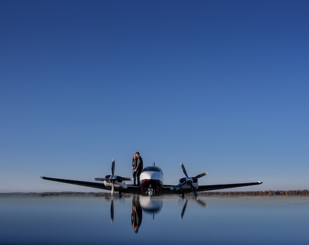 Reflejo de un helicóptero y una pareja enamorada y cielo azul, cita romántica e inolvidable