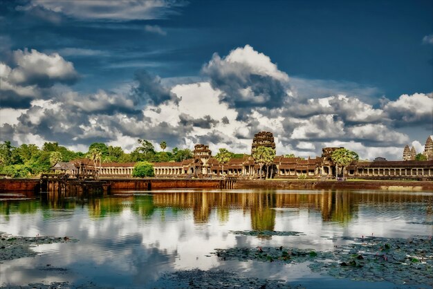 Reflejo de las nubes en el lago y el templo de Angkor Wat de Camboya