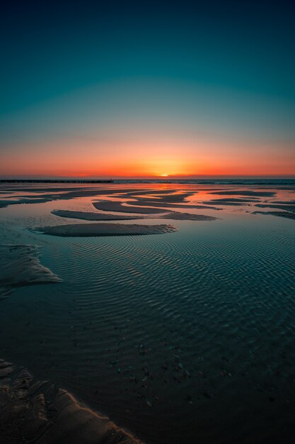 Reflejo de la puesta de sol en el mar en Domburg, Países Bajos