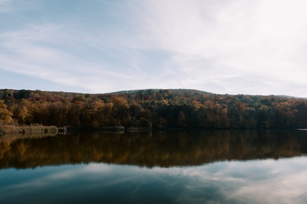 Foto gratuita reflexión en el lago de la mañana