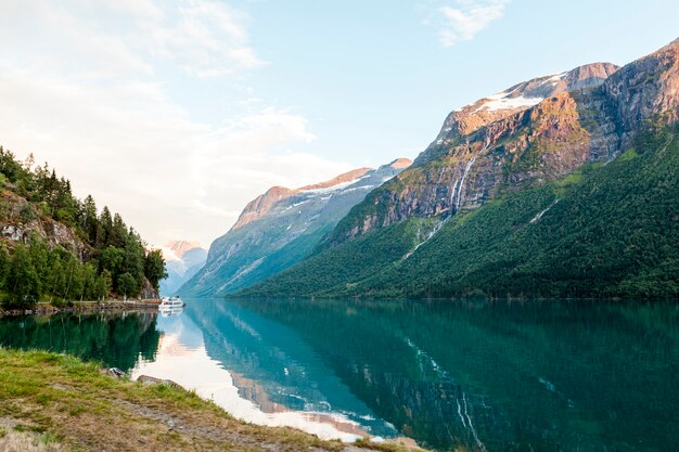 Reflexión del paisaje de montaña en el lago idílico azul