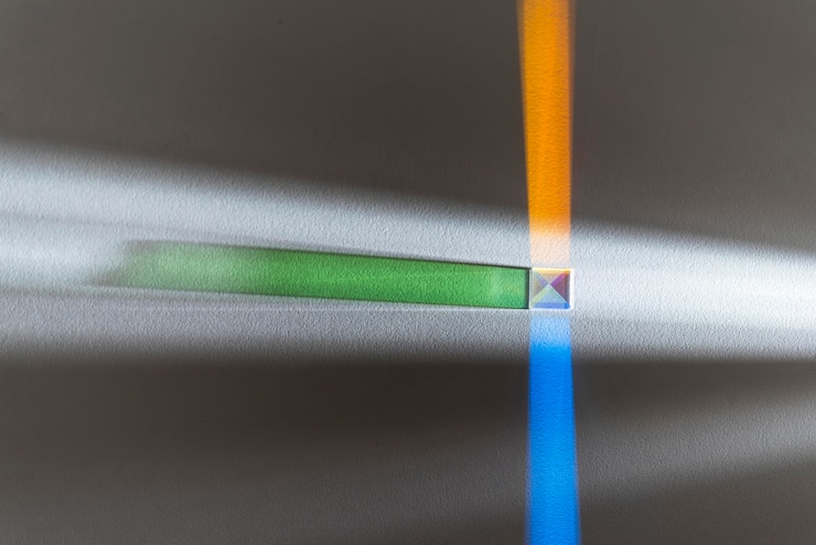 Foto gratuito reflexión de prismas de luz de colores