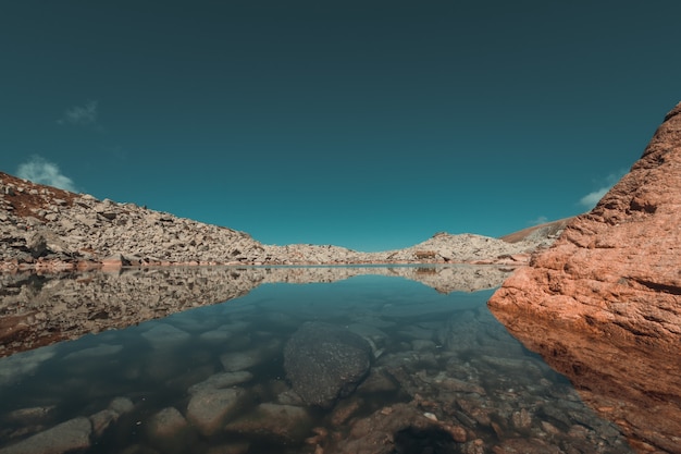 Reflexiones del lago glacial en la montaña en temporada de otoño