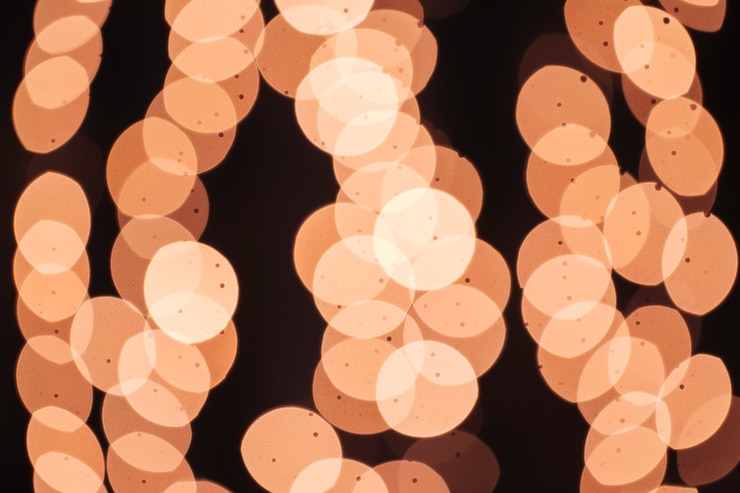 Foto gratuito reflexiones y luces en la noche de año nuevo