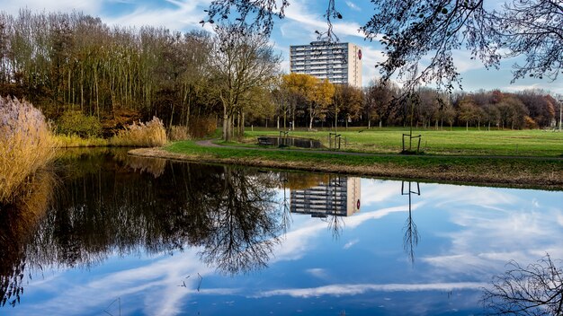 Reflexiones de otoño en el parque Madestein en La Haya