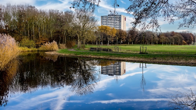 Reflexiones de otoño en el parque Madestein en La Haya