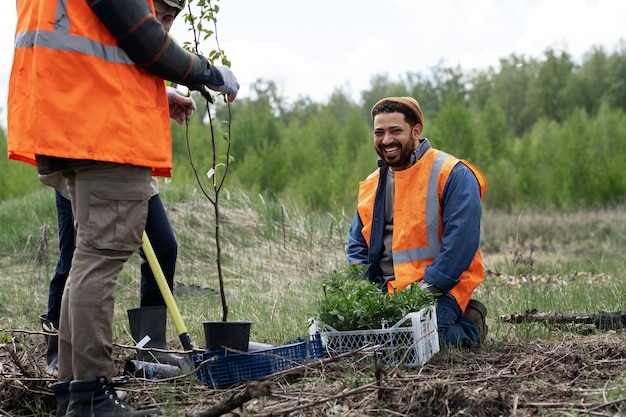 Foto gratuita reforestación realizada por grupo voluntario