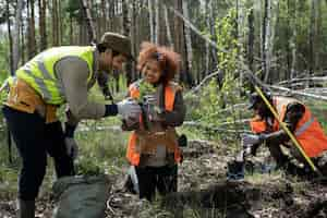 Foto gratuita reforestación realizada por grupo voluntario