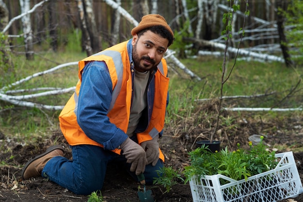 Foto gratuita reforestación realizada por grupo voluntario