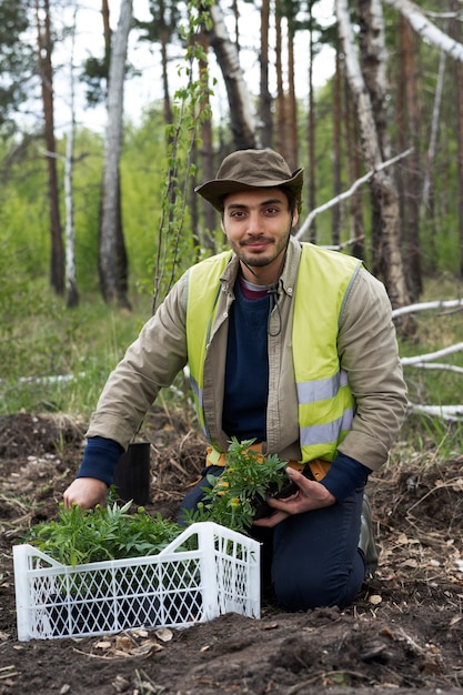 Foto gratuita reforestación realizada por grupo voluntario