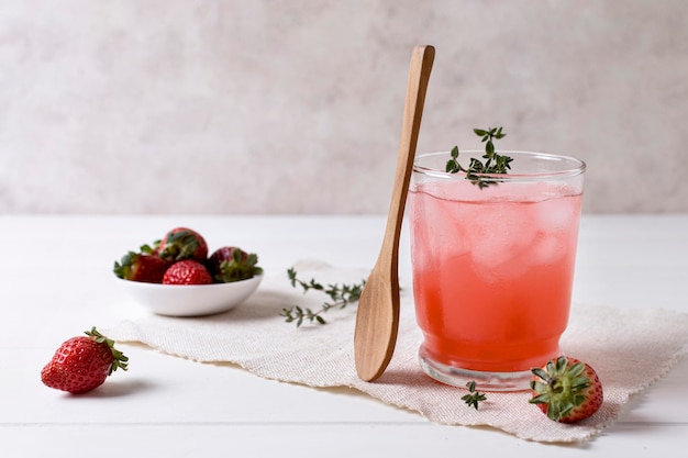 Refrescante bebida alcohólica con fresa